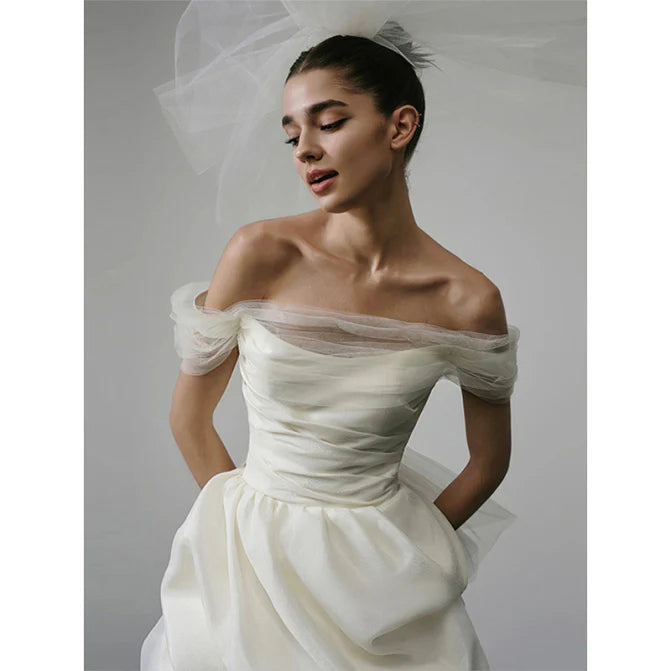 Damen Brautkleid mit kurzem Vorderteil und Schleppe | Mini