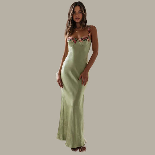 Elegantes Maxikleid aus Satin mit zarter Blumendekoration