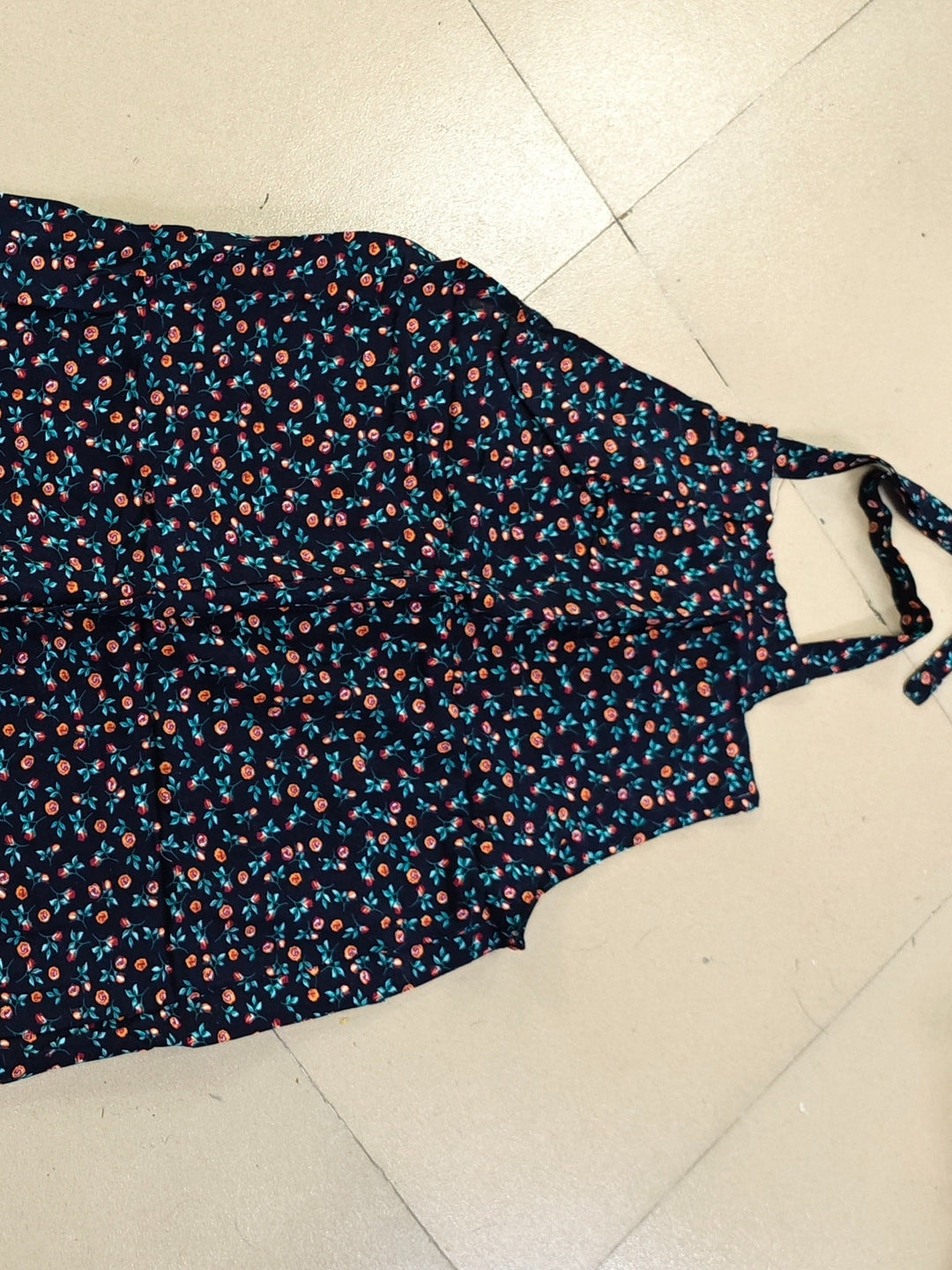 Luna – Luftiger Jumpsuit Mit Blumen Und Fließenden Linien