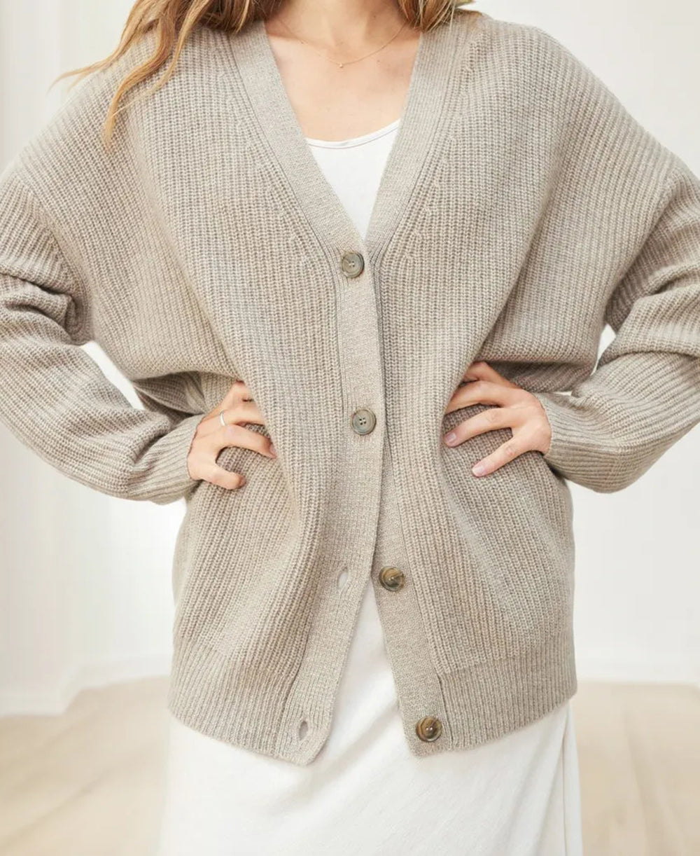 Strickjacke Damen Lang | Mit Knopfleiste und V-Ausschnitt