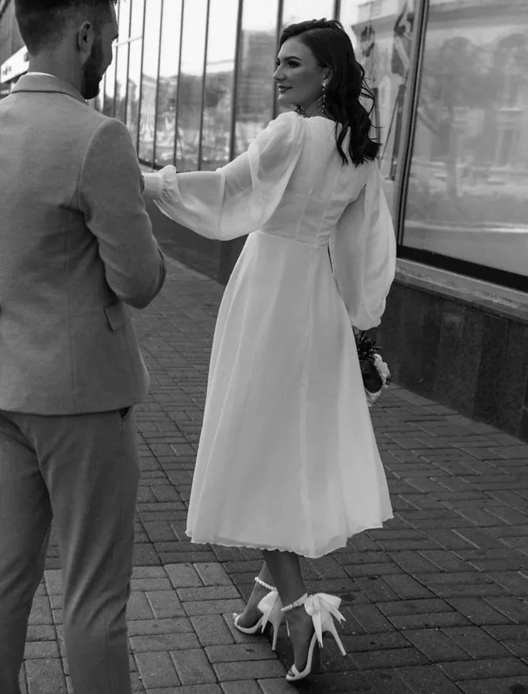 Damen Brautkleid mit V Ausschnitt und langen Ärmeln | Midi