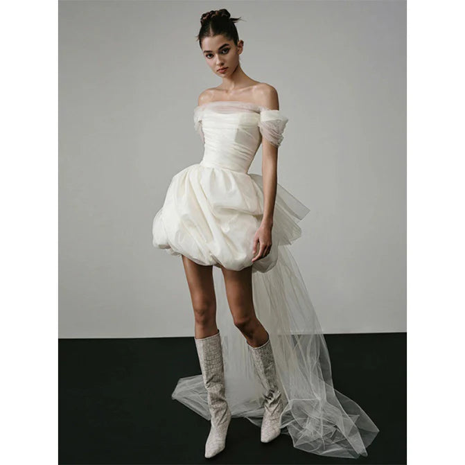 Damen Brautkleid mit kurzem Vorderteil und Schleppe | Mini
