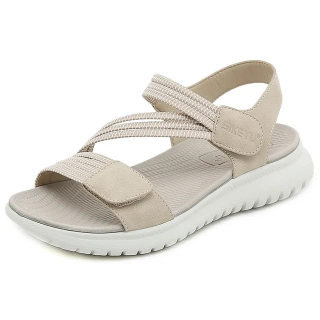 Sandalen mit Keilabsatz und verstellbarem Klettverschluss