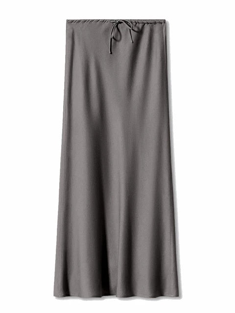 Maxi-Kleid aus Satin mit hoher Taille