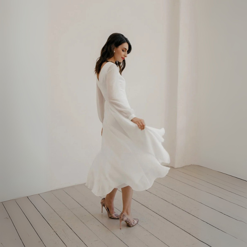 Damen Brautkleid mit V Ausschnitt und langen Ärmeln | Midi